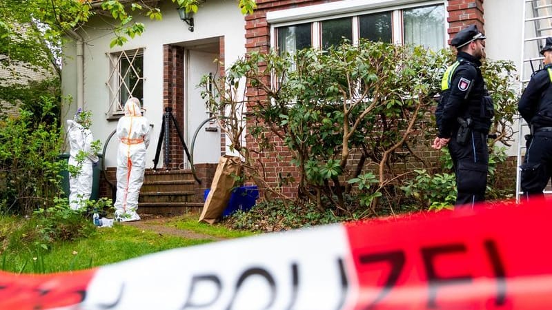 Polizisten und Mitarbeiter der Spurensicherung stehen im Stadtteil Blankenese vor einem Wohnhaus. Dort wurde die Leiche einer Frau gefunden. Polizisten und Mitarbeiter der Spurensicherung stehen im Stadtteil Blankenese vor einem Wohnhaus. Dort wurde die Leiche einer Frau gefunden.