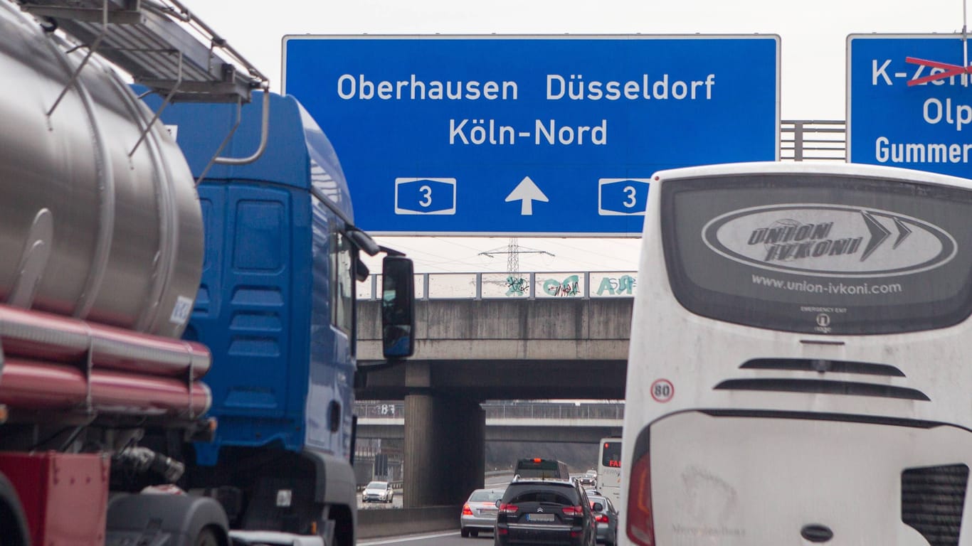 Der Verkehr auf der A3 staut sich (Symbolbild): Wegen eines Lkw-Unfalls muss die Fahrbahn in Richtung Oberhausen komplett gesperrt werden.