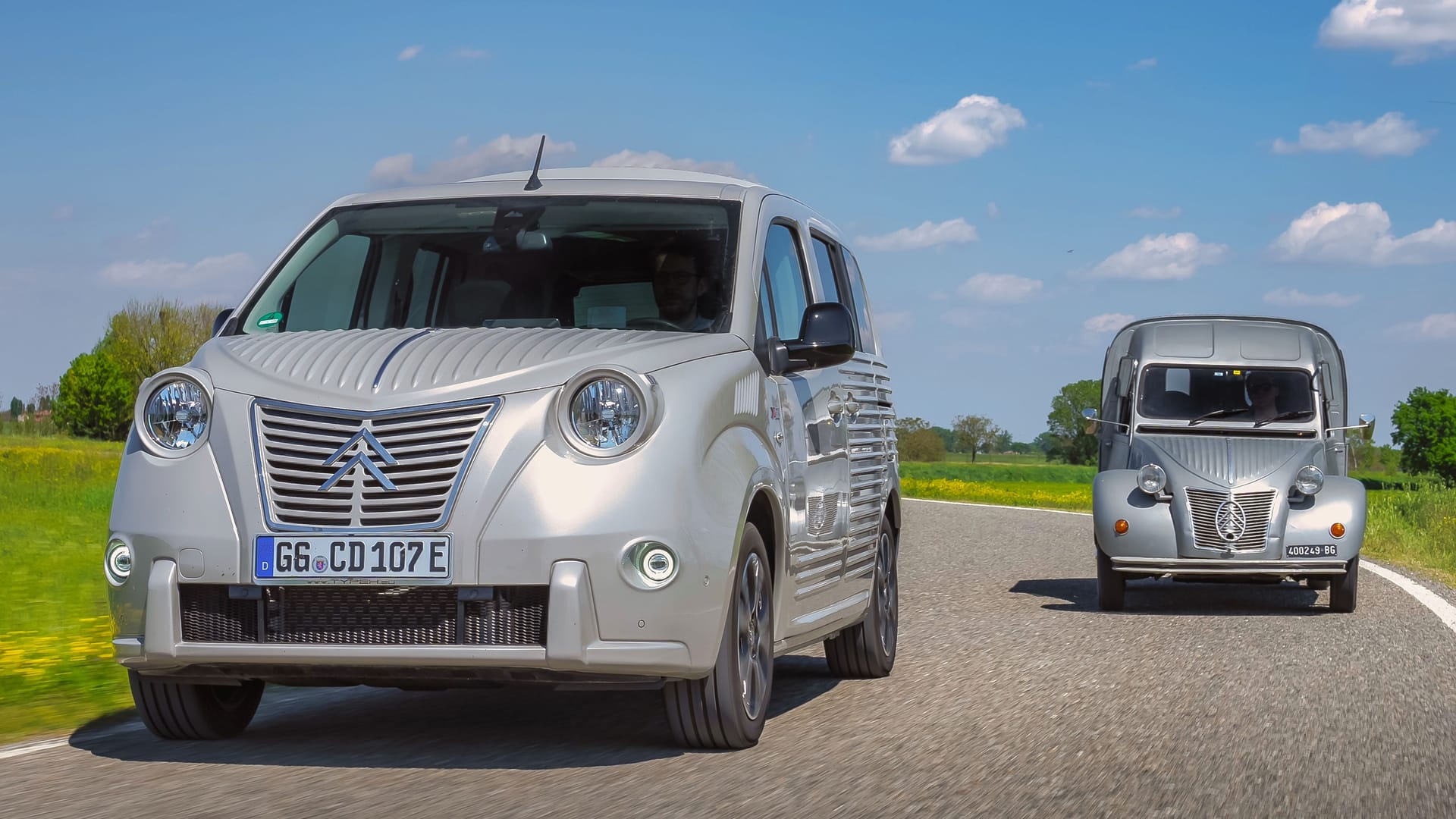 Aus dem Baukasten: Die Scheinwerfer des Berlingo 2CV Fourgonnette (links) stammen vom Jeep Wrangler.