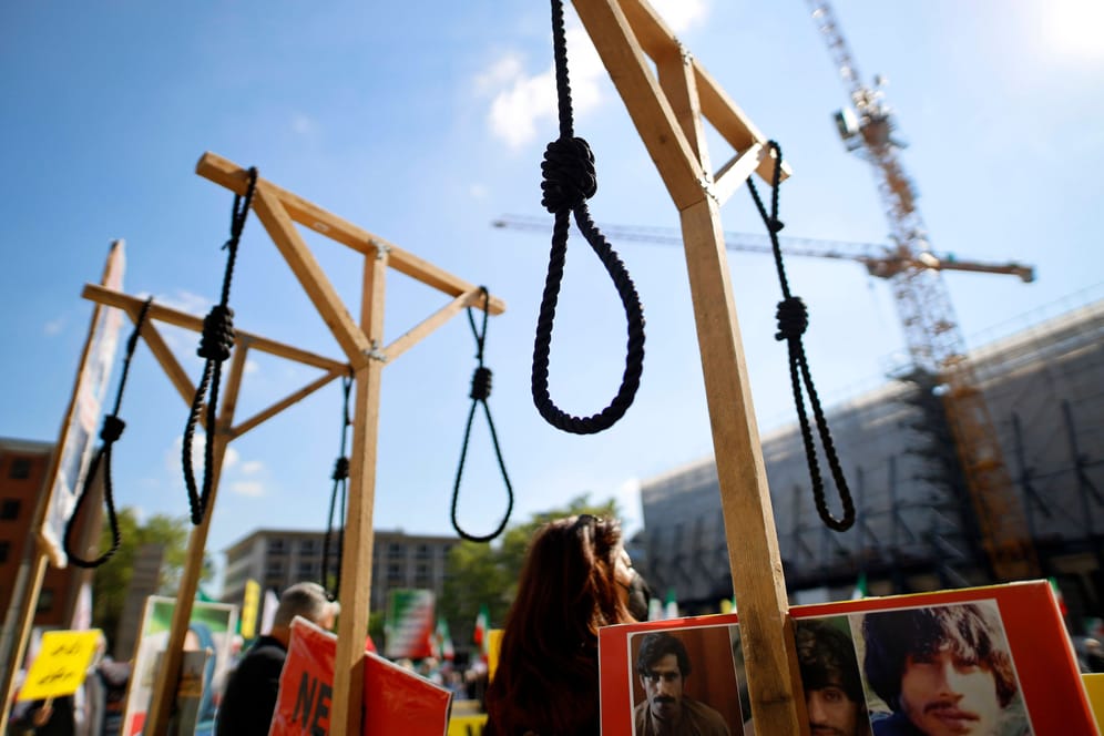 Eine Demonstration von Gegnern des Mullah-Regimes (Archivbild): Die Zahl der Hinrichtungen im Iran hat sich fast verdoppelt.