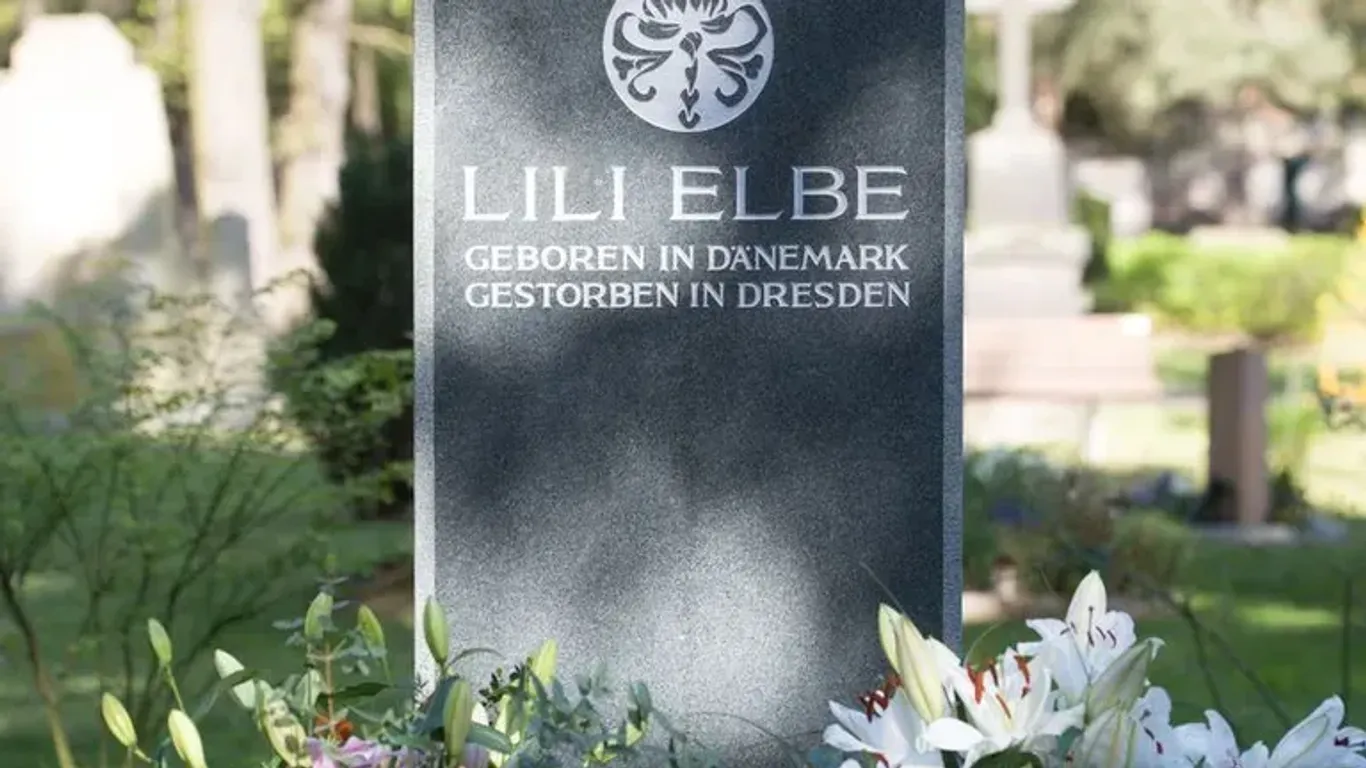 Der Grabstein der Malerin Lili Elbe, aufgenommen auf dem Trinitatisfriedhof.