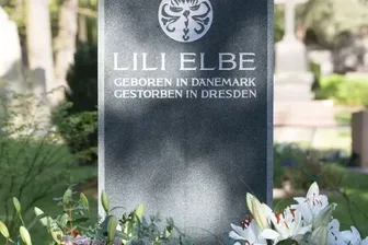Der Grabstein der Malerin Lili Elbe, aufgenommen auf dem Trinitatisfriedhof.