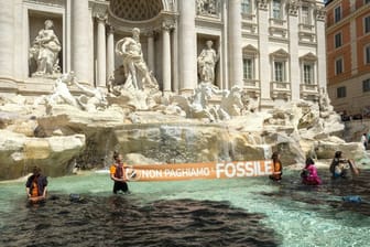 Klimaaktivisten der «Letzten Generation»: Sie kippen bei einer Protestaktion Farbe in den Trevi-Brunnen.