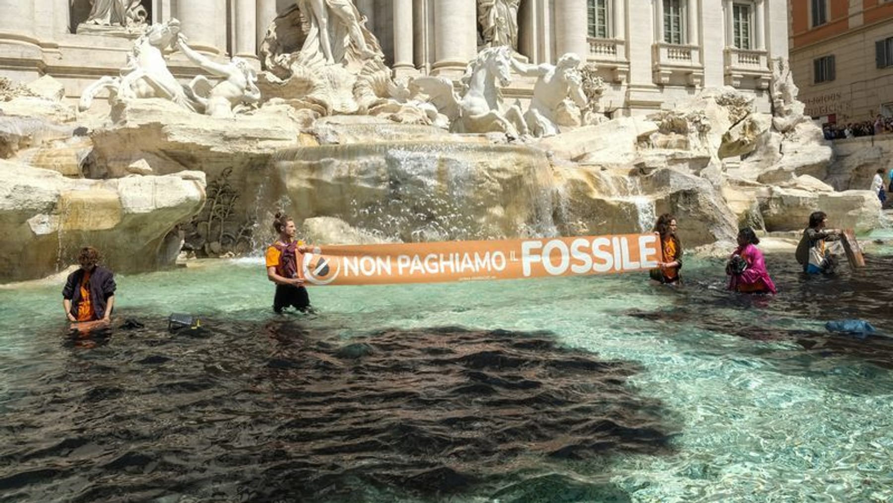 Klimaaktivisten gießen schwarze Farbe in den berühmten Trevi-Brunnen
