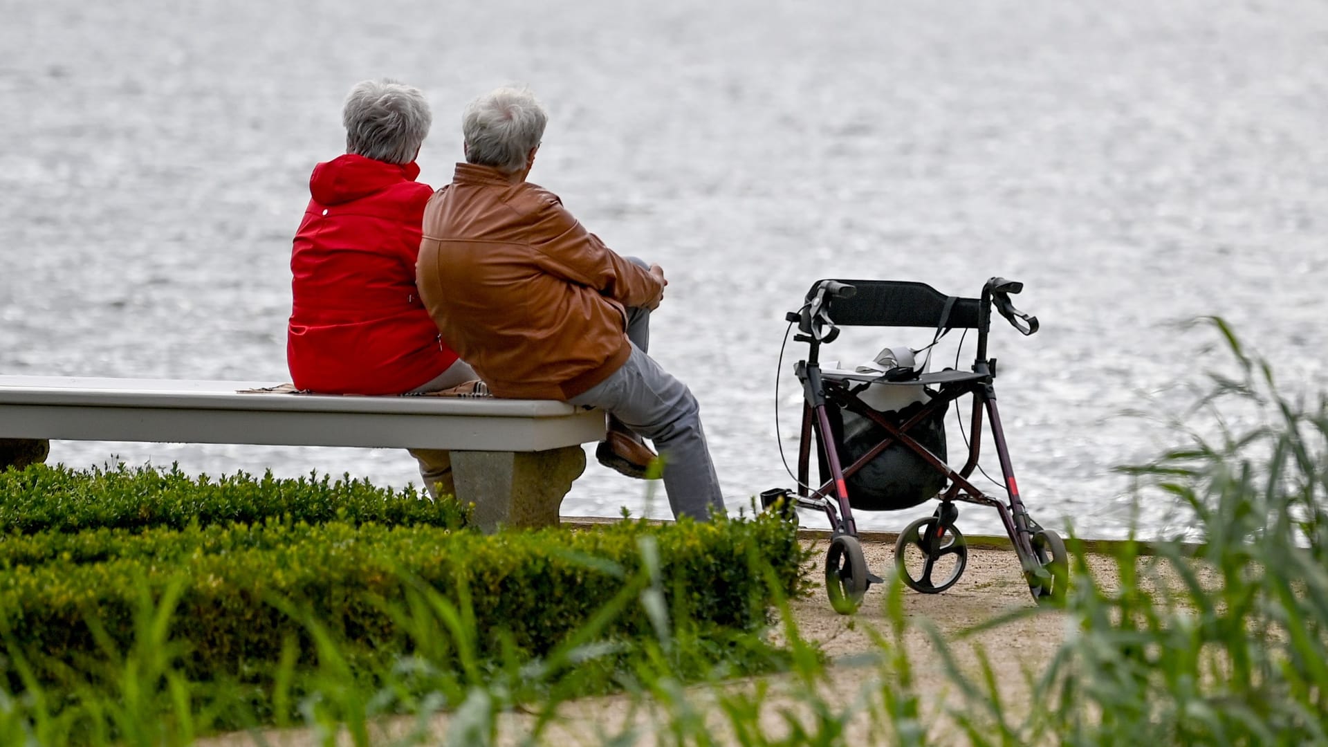 Rentnerpaar blickt aufs Wasser (Symbolbild): Nach dem Tod eines geschiedenen Partners können Sie unter Umständen Ihre Hälfte der geteilten Rentenanwartschaften zurückerhalten.