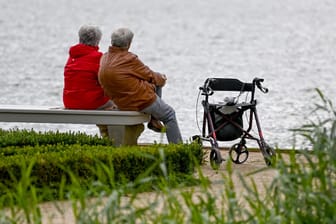 Rentnerpaar blickt aufs Wasser (Symbolbild): Nach dem Tod eines geschiedenen Partners können Sie unter Umständen Ihre Hälfte der geteilten Rentenanwartschaften zurückerhalten.