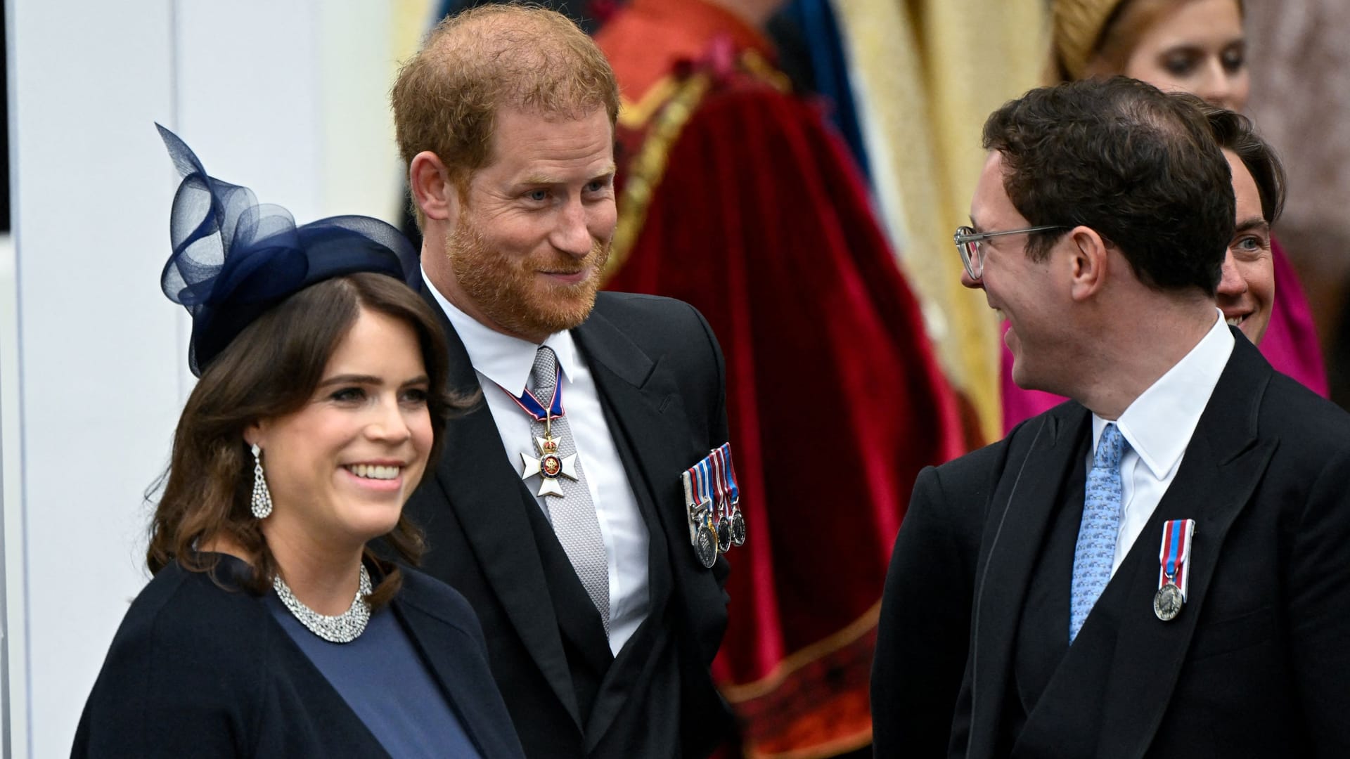 Prinzessin Eugenie mit ihrem Ehemann Jack Brooksbank: Gemeinsam scherzen sie mit Prinz Harry.