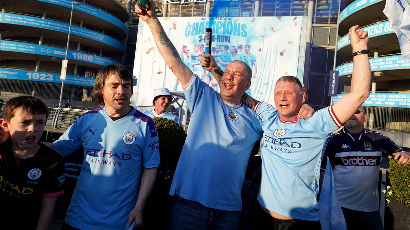 Fans von Manchester City feiern den Titel: Durch einen Patzer des Konkurrenten ist der Klub erneut englischer Meister.