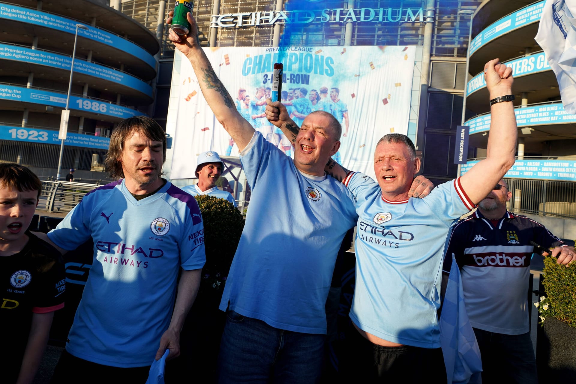 Fans von Manchester City feiern den Titel: Durch einen Patzer des Konkurrenten ist der Klub erneut englischer Meister.