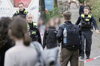 Polizisten bringen Kinder weg: Zwei Mädchen sind am Mittwoch in einer Schule in Berlin-Neukölln vermutlich von einem Mann verletzt worden.