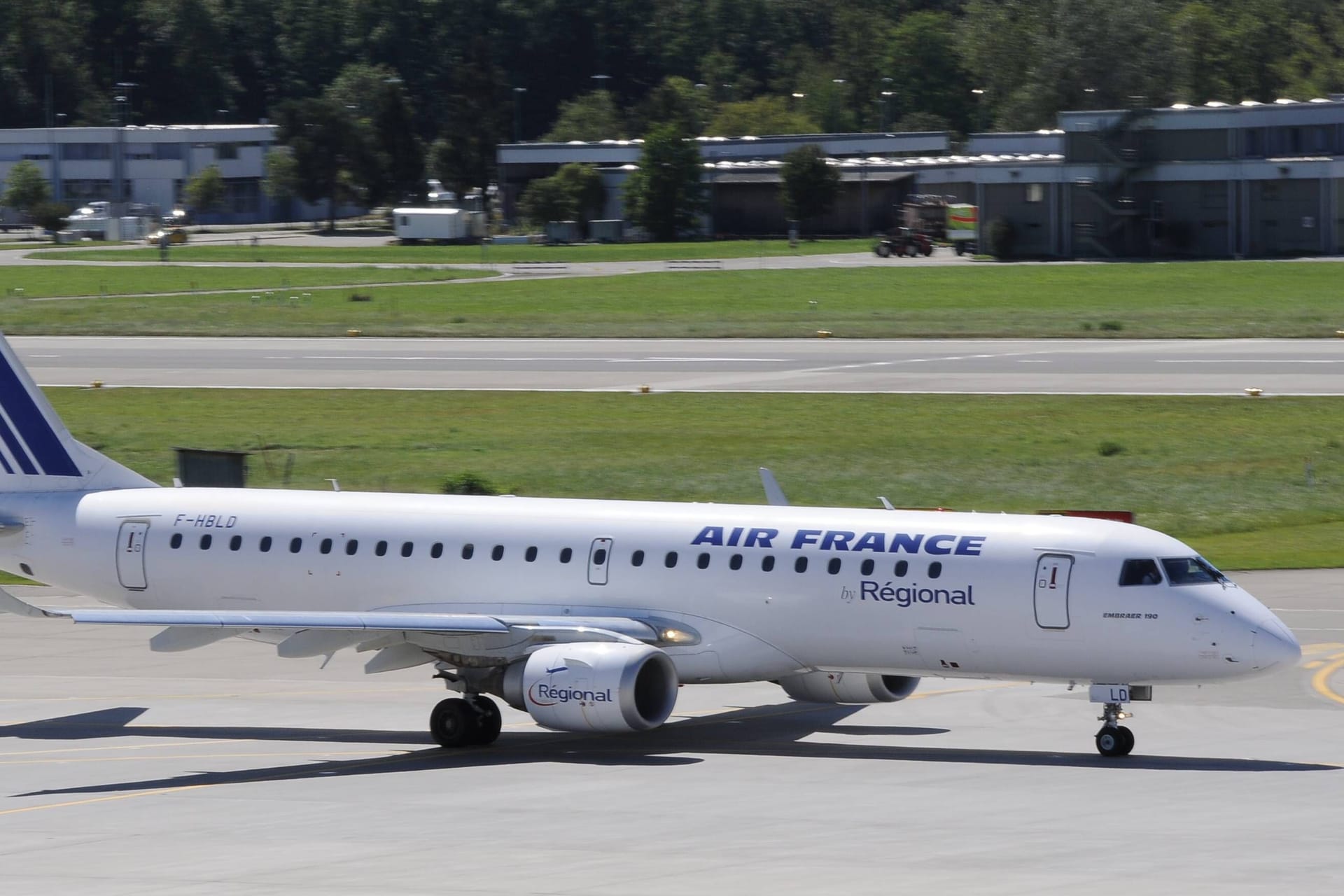 Ein Flugzeug der Airline "Air France" (Symbolbild): Die Influencerin Victoria Paris hat fast zwei Millionen Anhänger auf ihren Social-Media-Plattformen und weiß das zu nutzen. Ein Flugzeug der Airline "Air France" (Symbolbild): Die Influencerin Victoria Paris hat fast zwei Millionen Anhänger auf ihren Social-Media-Plattformen und weiß das zu nutzen.