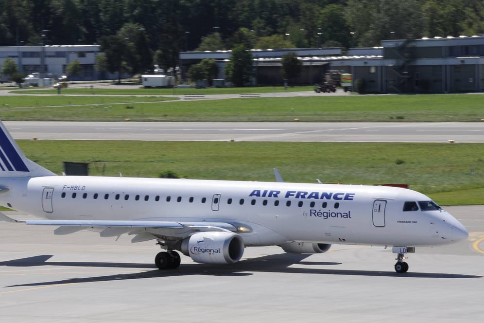 Ein Flugzeug der Airline "Air France" (Symbolbild): Die Influencerin Victoria Paris hat fast zwei Millionen Anhänger auf ihren Social-Media-Plattformen und weiß das zu nutzen.