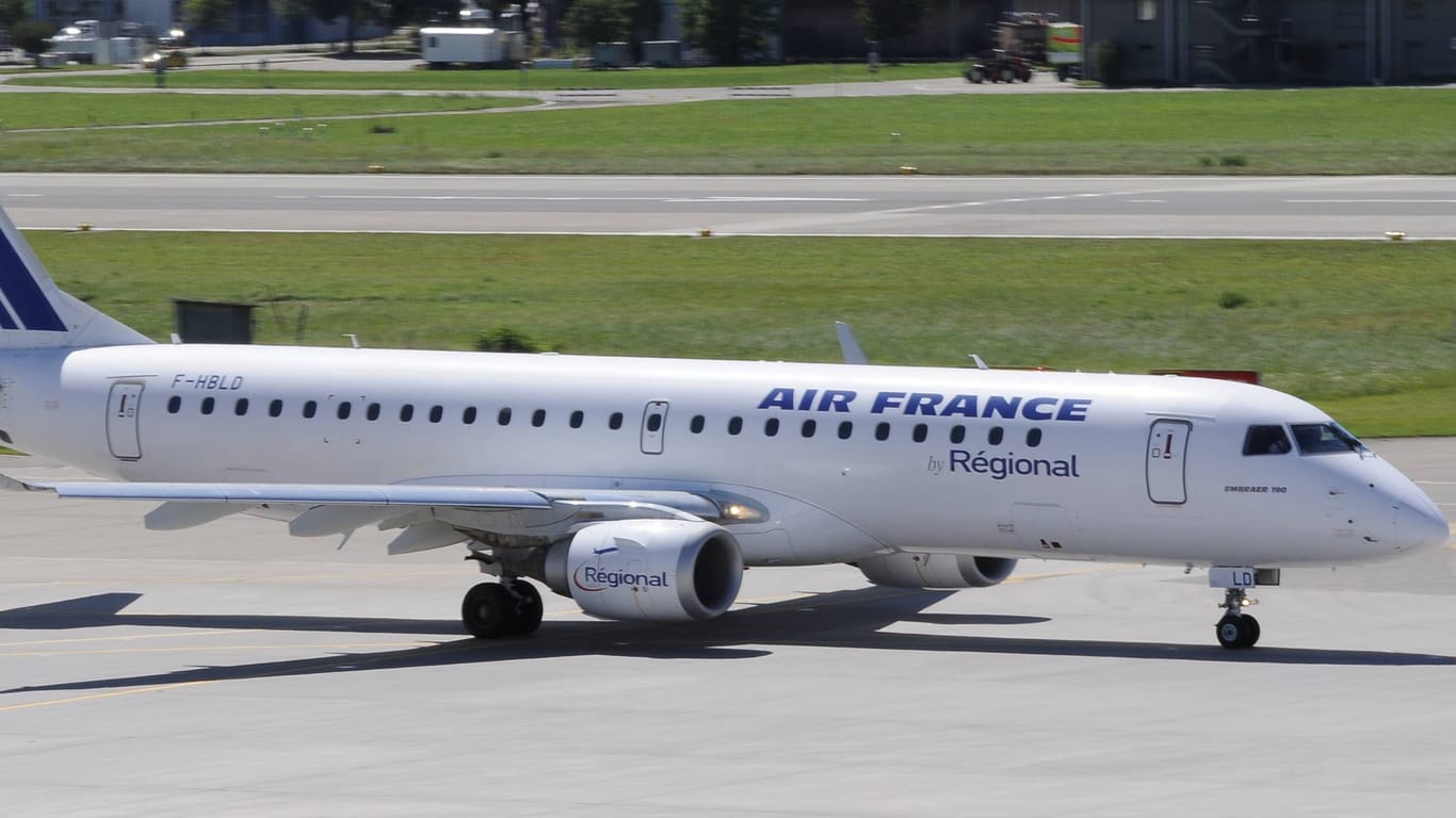 Ein Flugzeug der Airline "Air France" (Symbolbild): Die Influencerin Victoria Paris hat fast zwei Millionen Anhänger auf ihren Social-Media-Plattformen und weiß das zu nutzen.