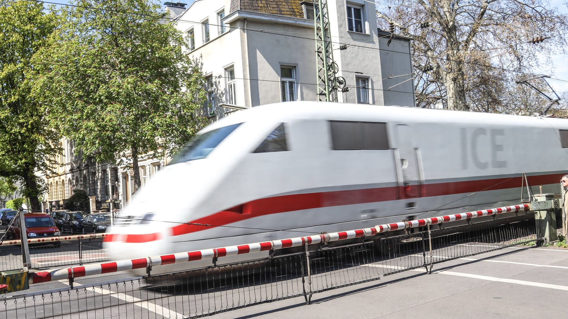 ICE an einem Bonner Bahnübergang: Warum der Radfahrer auf den Gleisen war, ist noch nicht klar. ICE an einem Bonner Bahnübergang: Warum der Radfahrer auf den Gleisen war, ist noch nicht klar.