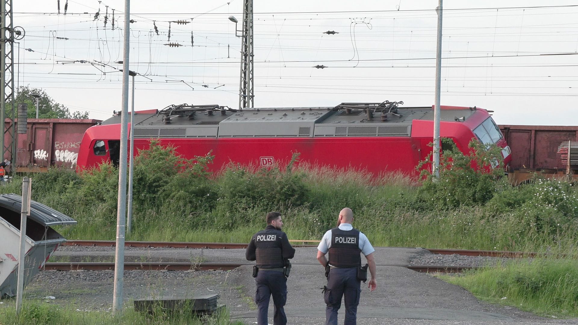 Köln-Gremberghoven: Die entgleiste Lok im Güterbahnhof.