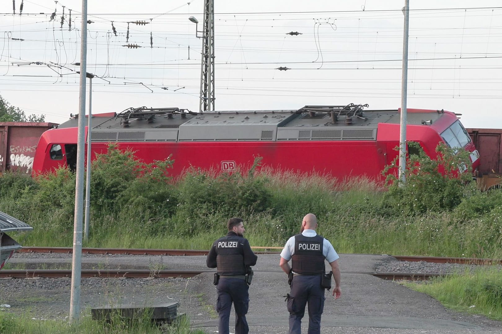Köln-Gremberghoven: Die entgleiste Lok im Güterbahnhof.