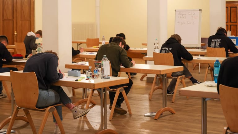 Abiturprüfung in einem Gymnasium (Symbolfoto): Die Schulaufsichtsbehörde von Hamburg zweifelt an der Authentizität einiger Abiturprüfungen.