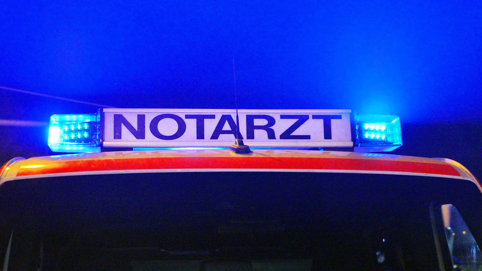 Notarztwagen im Einsatz (Symbolbild): Am Mittwoch wurde ein 52-Jähriger lebensbedrohlich verletzt.