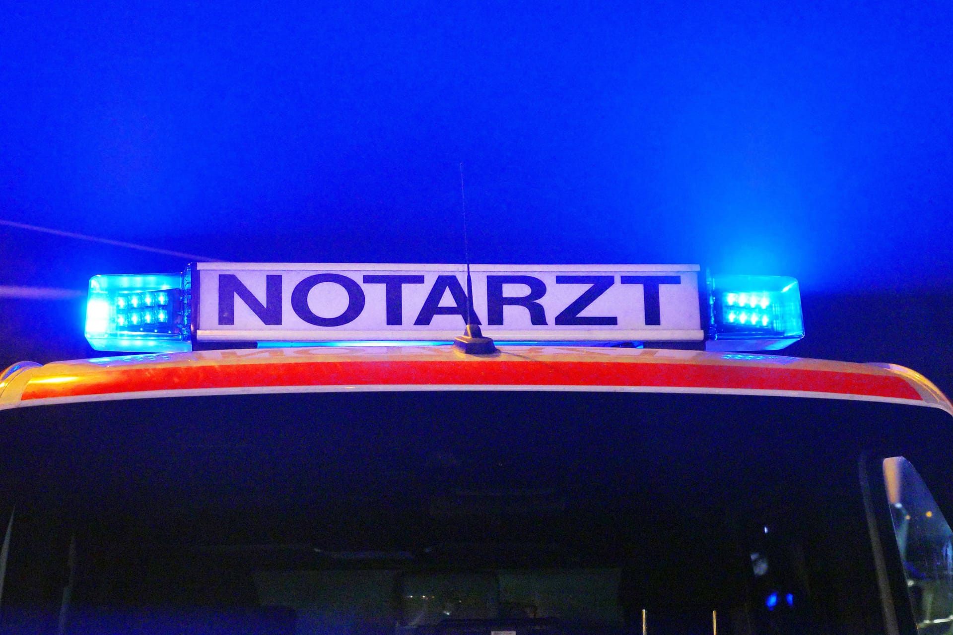 Notarztwagen im Einsatz (Symbolbild): Am Mittwoch wurde ein 52-Jähriger lebensbedrohlich verletzt.