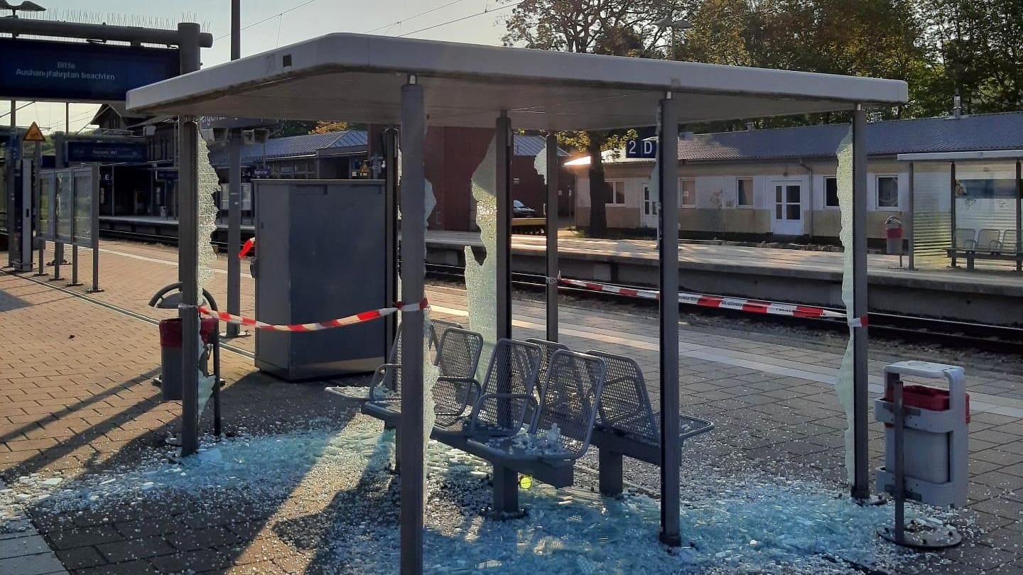 Ein zerstörter Wetterunterstand am Bahnhof Bergen: Auf der Insel Rügen haben Unbekannte eine Spur der Verwüstung hinterlassen. Ein zerstörter Wetterunterstand am Bahnhof Bergen: Auf der Insel Rügen haben Unbekannte eine Spur der Verwüstung hinterlassen.
