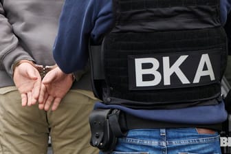 BKA-Einsatz (Archivbild): Nach der Festnahme am Montag ist der Beschuldigte am Dienstag dem Ermittlungsrichter des Bundesgerichtshofs vorgeführt worden.