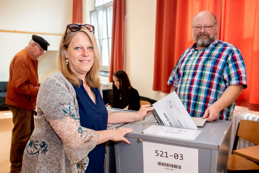 Maike Schaefer, Spitzenkandidatin der Grünen in Bremen, gibt ihre Stimme ab. Die Partei hofft wieder auf 13 Prozent.