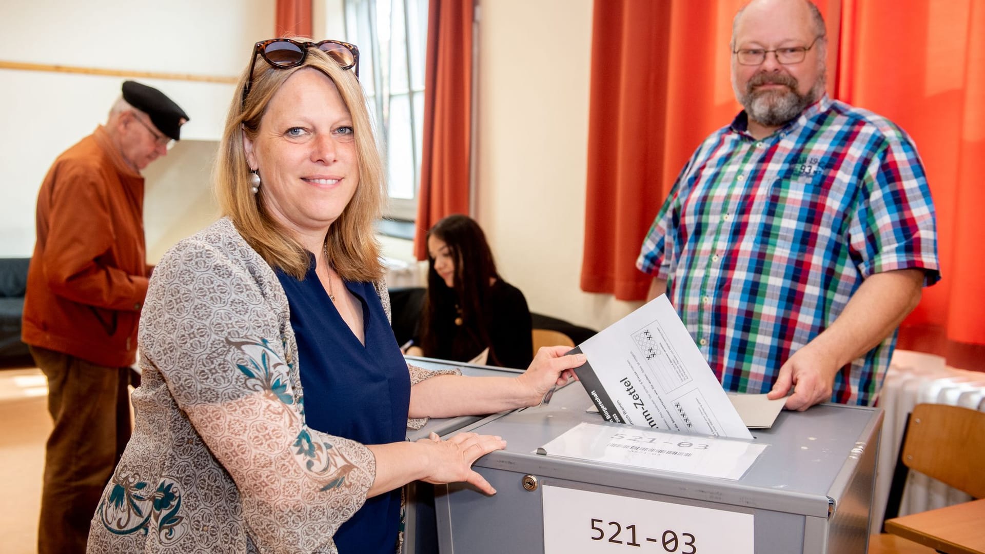 Maike Schaefer, Spitzenkandidatin der Grünen in Bremen, gibt ihre Stimme ab. Die Partei hofft wieder auf 13 Prozent. Maike Schaefer, Spitzenkandidatin der Grünen in Bremen, gibt ihre Stimme ab. Die Partei hofft wieder auf 13 Prozent.