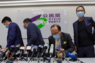 Mitglieder der pro-demokratischen "Civic Party" in Hongkong (Archivbild): Die Partei galt als gemäßigt und erzielte innerhalb der Mittelschicht hohe Beliebtheit – nun löst sie sich auf.