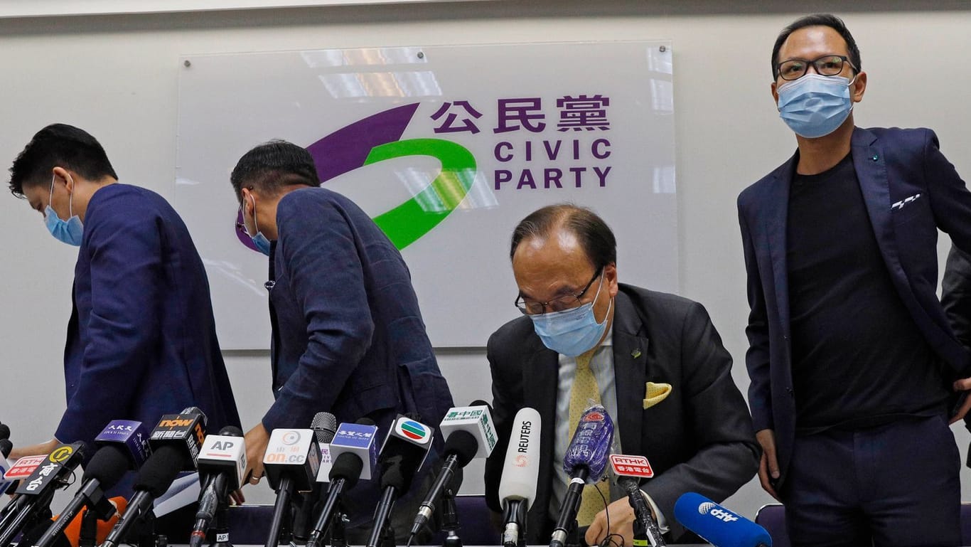 Mitglieder der pro-demokratischen "Civic Party" in Hongkong (Archivbild): Die Partei galt als gemäßigt und erzielte innerhalb der Mittelschicht hohe Beliebtheit – nun löst sie sich auf.