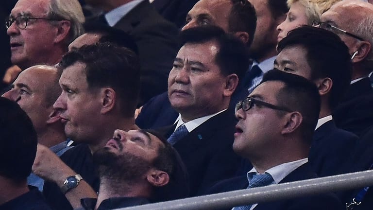 Der chinesische Milliardär Zhang Jindong (M.) hält mit seiner Suning Holdings Group 70 Prozent der Anteile an Inter Mailand.
