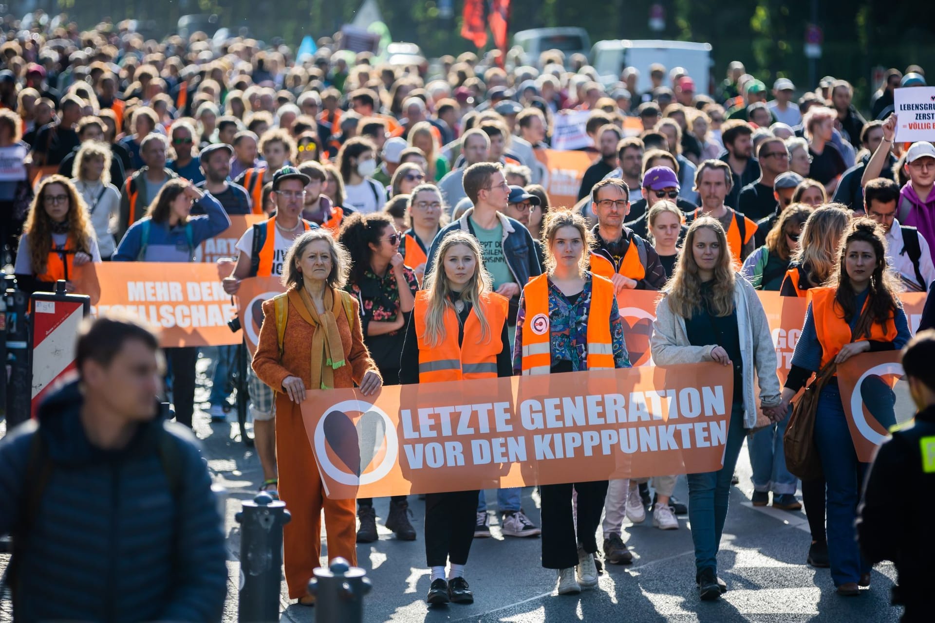 Aktivisten mit einem Banner: "Letzte Generation" vor den Kipppunkten.
