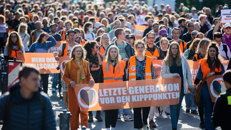 Aktivisten mit einem Banner: "Letzte Generation" vor den Kipppunkten.