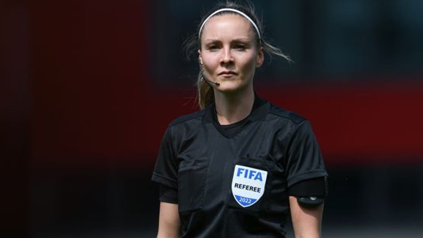 Schiedsrichterin Fabienne Michel: Sie wird das Finale zwischen Wolfsburg und Freiburg pfeifen.