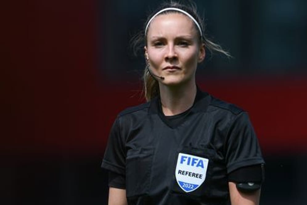 Schiedsrichterin Fabienne Michel: Sie wird das Finale zwischen Wolfsburg und Freiburg pfeifen.