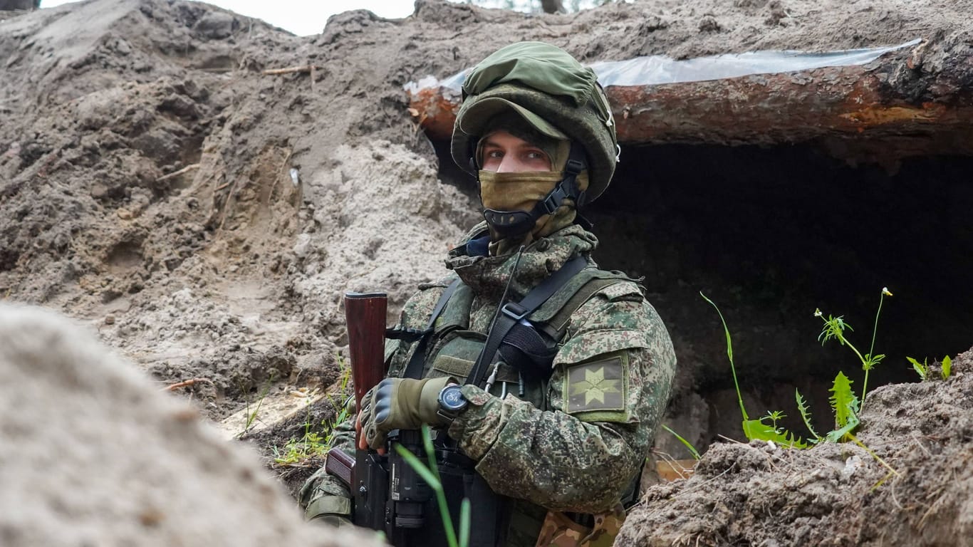 Ein russischer Soldat in der Ukraine: Mit weitreichenden Verteidigungsanlagen will sich Russland gegen die bevorstehende ukrainische Offensive schützen.