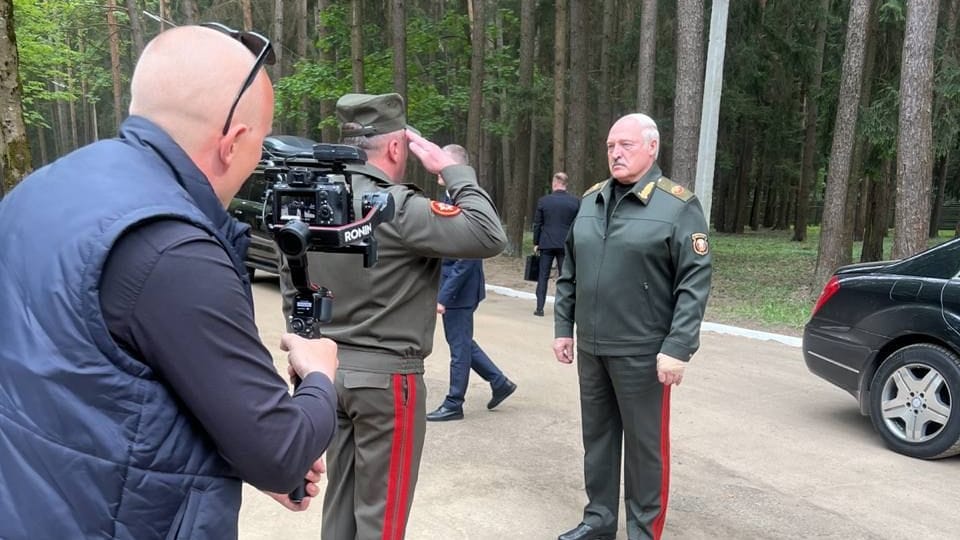 Das von Lukaschenkos Pressedienst bereit gestellte Bild soll den belarussischen Machthaber bei einem Besuch bei der Luftwaffe zeigen.