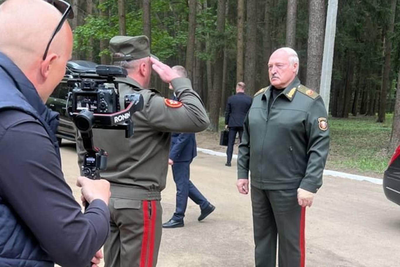 Das von Lukaschenkos Pressedienst bereit gestellte Bild soll den belarussischen Machthaber bei einem Besuch bei der Luftwaffe zeigen.