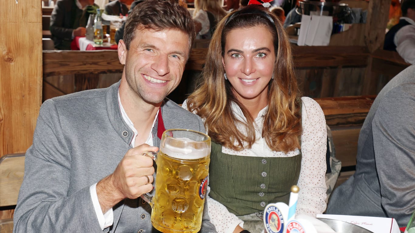Jugendliebe: Thomas und Lisa Müller, hier beim Oktoberfestbesuch des FC Bayern im September 2022.