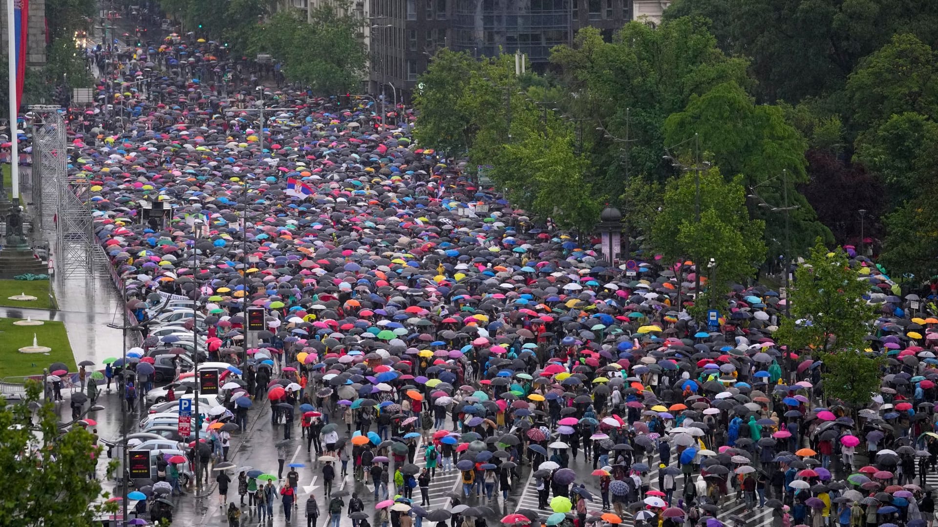 Demonstration in Belgrad (Serbien): Menschen nehmen an einem von der Opposition angeführten Protest teil, nachdem zwei Massaker das Land erschüttert hatten.