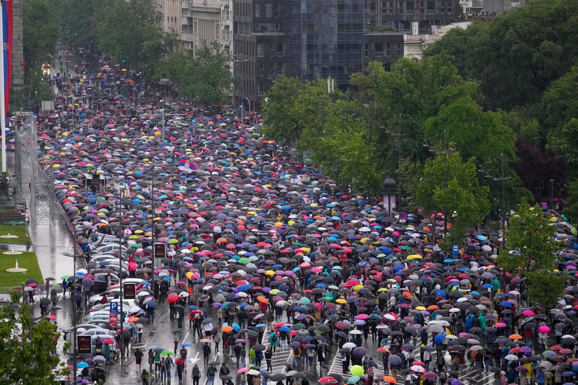 Demonstration in Belgrad (Serbien): Menschen nehmen an einem von der Opposition angeführten Protest teil, nachdem zwei Massaker das Land erschüttert hatten.