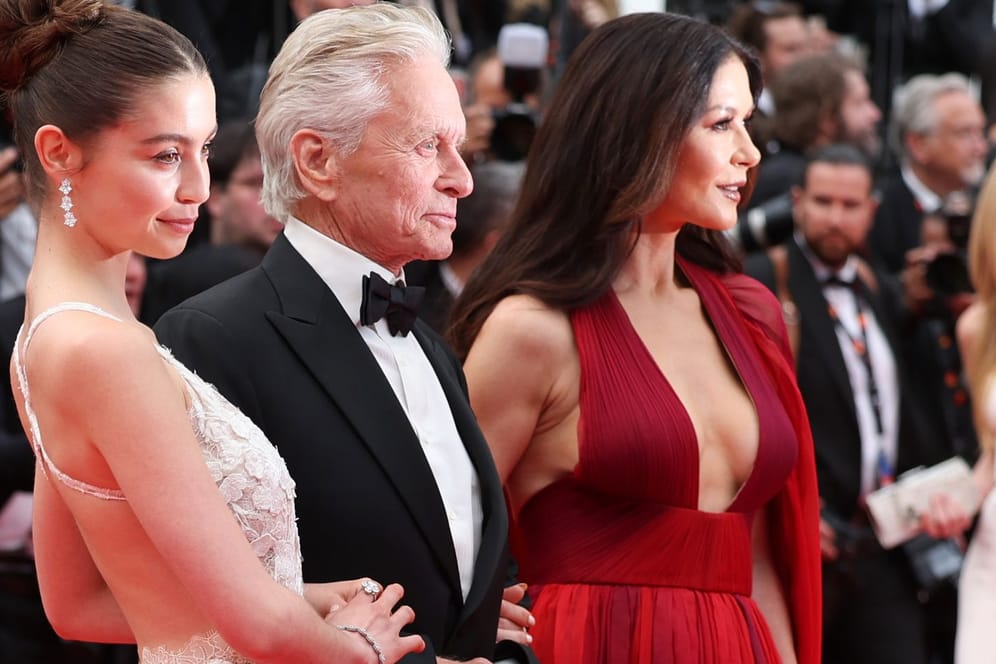 Michael Douglas kam in Begleitung von Tochter Carys (l.) und Ehefrau Catherine Zeta-Jones nach Cannes.