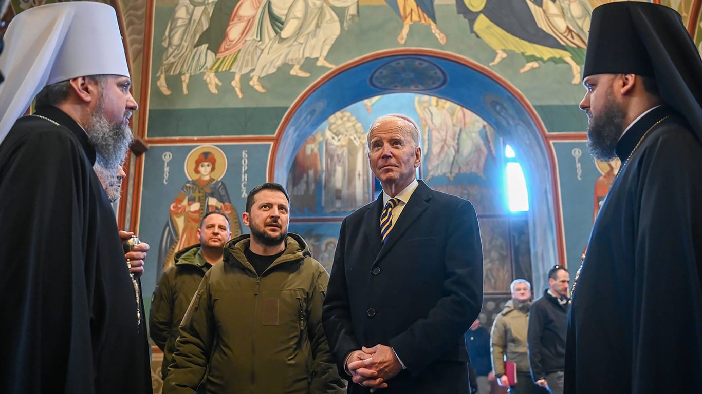 Joe Biden und Wolodymyr Selenskyj in Kiew: Der US-Präsident ist ein mutiger Mann, sagt Don Winslow.