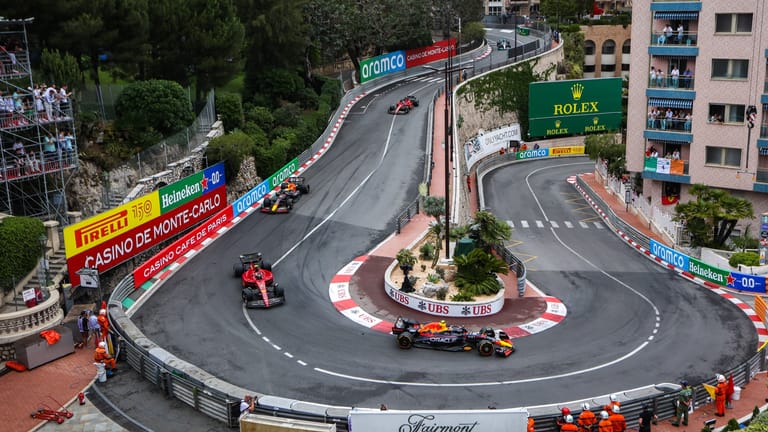 Szene aus der vergangenen Saison in Monaco: Sergio Perez vor Ferrari-Fahrer Carlos Sainz, seinem Red-Bull-Teamkollegen Max Verstappen und Sainz' Kollegen Charles Leclerc (v. r.).