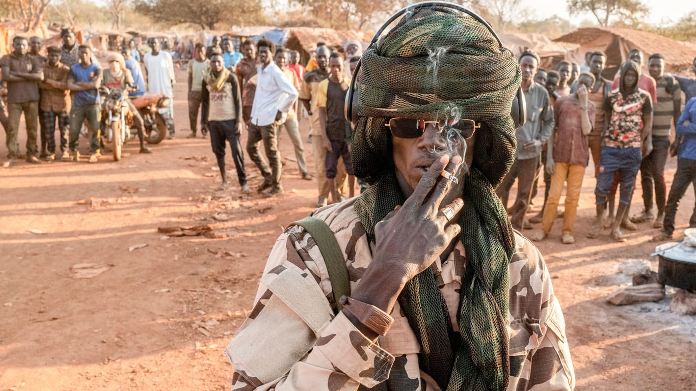 Zentralafrikanische Republik: In der Nähe der Mandjim Goldmine verteidigen Rebellen die Zivilbevölkerung gegen Angriffe von Wagner-Söldnern.