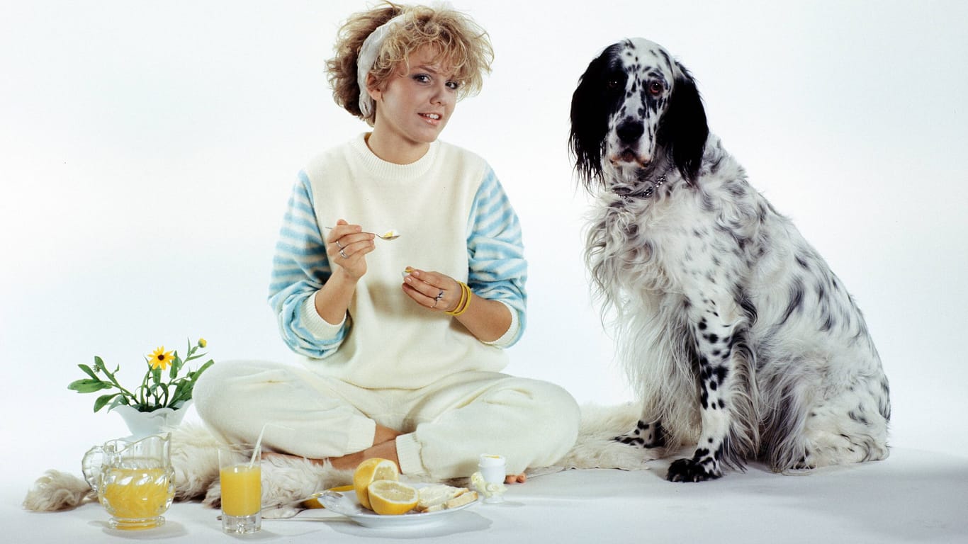 Inka Bause 1987 mit Hund und Frühstück.