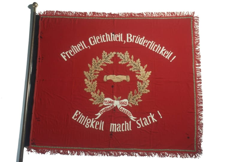 Breslauer Lassalle-Fahne: Die Jahreszahl 1863 markiert das Gründungsjahr des Allgemeinen Deutschen Arbeitervereins.