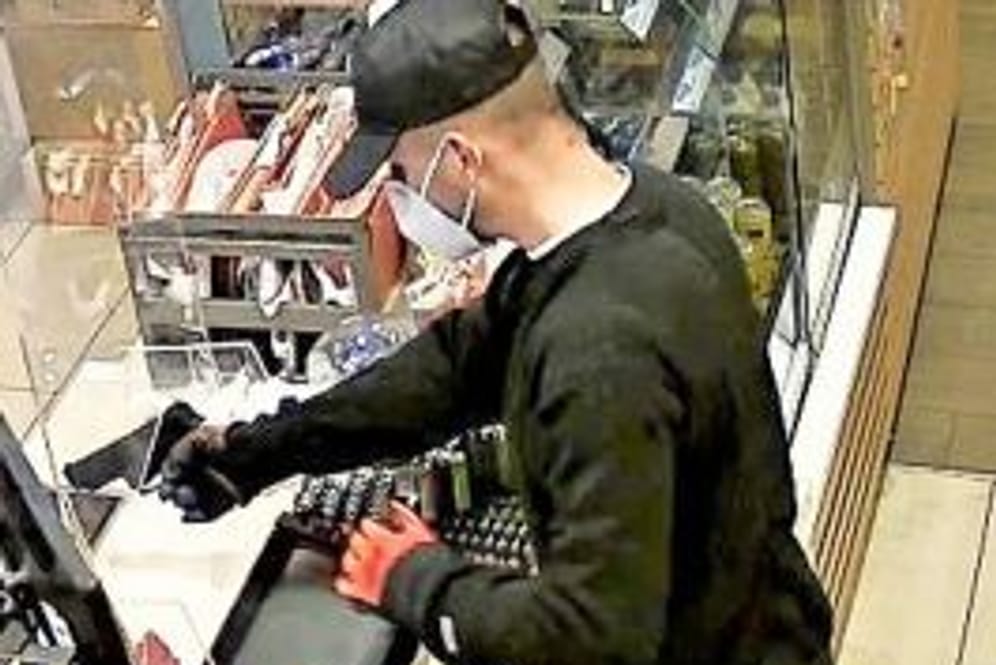 Szene aus einer Überwachungskamera: Der Mann soll nach dem Überfall in die Innenstadt geflohen sein.