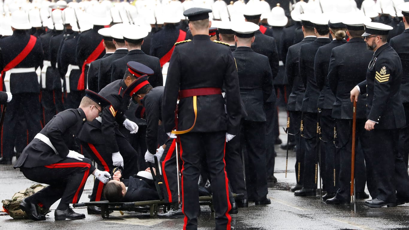 London: Während der Krönung von König Charles III. bricht ein Offizier der Royal Navy zusammen.