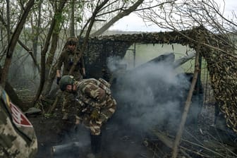 Ukrainische Soldaten feuern eine Kanone in der Nähe von Bachmut ab: In der Stadt in der Region Donezk gehen die Kämpfe gegen die russischen Truppen ununterbrochen weiter.