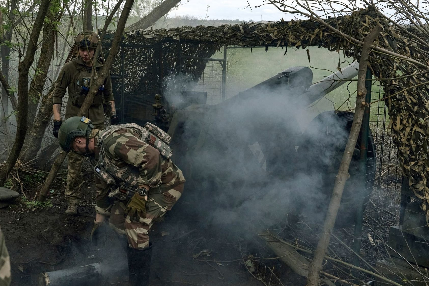 Ukrainische Soldaten feuern eine Kanone in der Nähe von Bachmut ab: In der Stadt in der Region Donezk gehen die Kämpfe gegen die russischen Truppen ununterbrochen weiter.